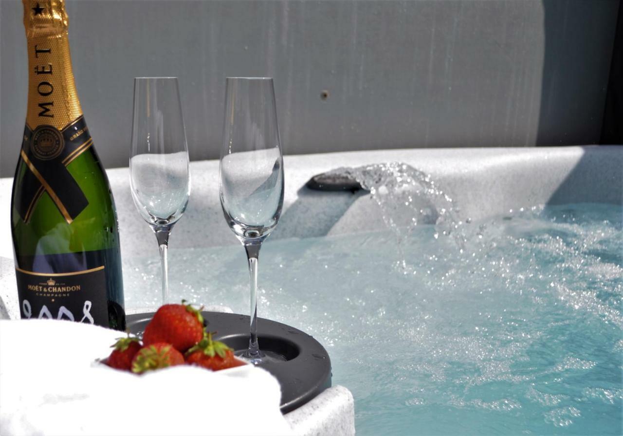 Bluebell Cottage With Hot Tub バラチェリッシュ エクステリア 写真